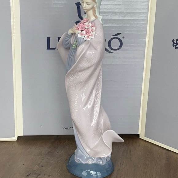 Lladro Our Lady With Flowers - Picture 4 of 7